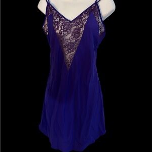 Victoria’s Secret white label Sz.  medium purple silky & lace vintage chemise